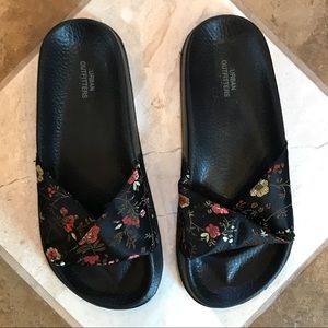 UO jacquard slides